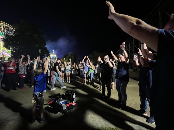 Straßenveranstaltung mit Menschenmenge