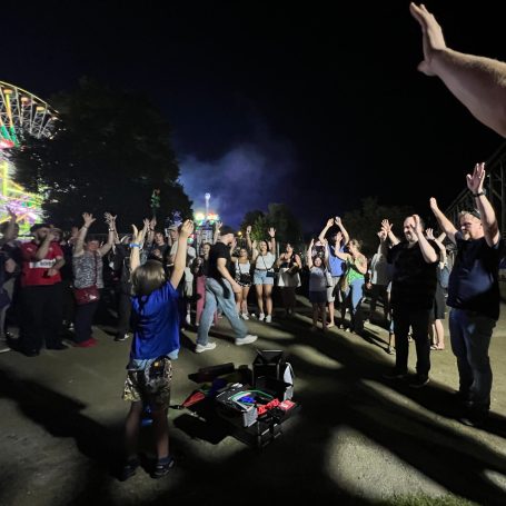 Straßenveranstaltung mit Menschenmenge